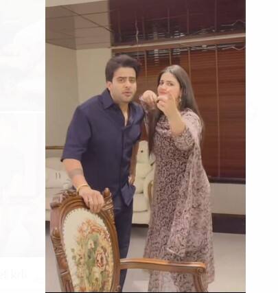 ਦੱਸ ਦਈਏ ਕਿ ਵੀਡੀਓ 'ਚ ਦੋਵਾਂ ਵਿਚਾਲੇ ਜ਼ਬਰਦਸਤ ਕੈਮਿਸਟਰੀ ਦੇਖਣ ਨੂੰ ਮਿਲ ਰਹੀ ਹੈ। ਫੈਨਜ਼ ਵੀ ਦੋਵਾਂ ਦੀ ਜੋੜੀ 'ਤੇ ਖੂਬ ਪਿਆਰ ਦੀ ਬਰਸਾਤ ਕਰ ਰਹੇ ਹਨ। ਹੁਣ ਦੋਵਾਂ ਵਿਚਾਲੇ ਡੂੰਘੀ ਦੋਸਤੀ ਹੈ ਜਾਂ ਫਿਰ ਦੋਵੇਂ ਗਾਇਕ ਆਉਣ ਵਾਲੇ ਕਿਸੇ ਪ੍ਰੋਜੈਕਟ 'ਚ ਇਕੱਠੇ ਕੰਮ ਕਰਨ ਜਾ ਰਹੇ ਹਨ। ਇਸ ਦਾ ਪਤਾ ਤਾਂ ਆਉਣ ਵਾਲੇ ਸਮੇਂ 'ਚ ਹੀ ਲੱਗੇਗਾ।