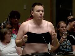 Video: बच्चे की स्कूल मीटिंग में 'क्रॉप टॉप' पहनकर पहुंच गया पिता, सभी लोग देखकर रह गए दंग, जानिए क्या है पूरा मामला