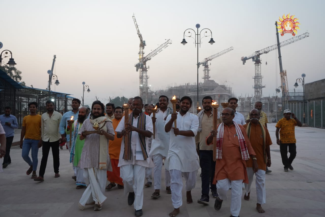 Ayodhya News: अयोध्या में राम मंदिर आंदोलनकारियों का श्राद्ध कर श्रद्धांजलि, सरयू तट पर जलाए गए 10 हजार दीपक