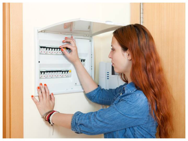 सबसे पहले मेन स्विचबोर्ड के मुख्य स्विच को बंद कर देना चाहिए. इससे बिजली के करंट के झटके से बचा जा सकता है.रबर के दस्ताने पहन लेने चाहिए ताकि बिजली का कोई खतरा न हो.