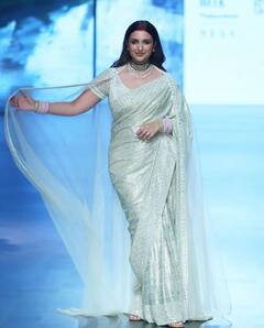 Parineeti Chopra Pics: मांग में सिंदूर लगाए, हाथ में चूड़ा पहन रैंप वॉक पर उतरीं परिणीति चोपड़ा, चड्ढा परिवार की बहू ने साड़ी में जीत लिया दिल