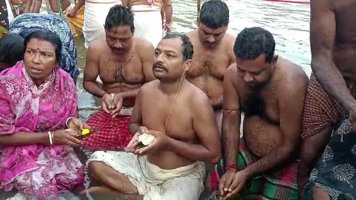 তর্পণ মানে তৃপ্ত করা। এই তৃপ্তির উপাদান সামান্য তিল আর জল। মহালয়ার দিন পিতৃ-মাতৃপুরুষের প্রতি শ্রদ্ধাজ্ঞাপক তর্পণটুকু যেন ব্যক্তিকেন্দ্র থেকে বিশ্বজনীন হয়ে পড়ে।
