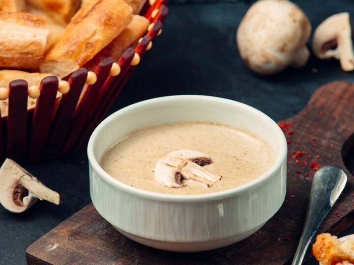 अब 1-2 कप पानी के साथ कटे हुए आलू डालें. स्वादानुसार नमक डालें, बर्तन को ढक्कन से ढक दें और सामग्री को 15-20 मिनट तक पकने दें.