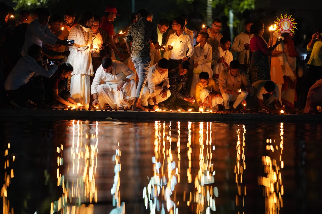 Ayodhya News: अयोध्या में राम मंदिर आंदोलनकारियों का श्राद्ध कर श्रद्धांजलि, सरयू तट पर जलाए गए 10 हजार दीपक