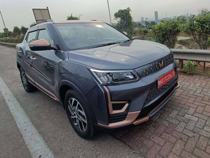 महिंद्रा एक्सयूवी 400 ईएल 456 किलोमीटर की ड्राइविंग रेंज देने में सक्षम है, इसे आप 18.99 लाख रुपये एक्स-शोरूम है. फ़ास्ट चार्जिंग से चार्ज करने पर इसे 50 मिनट्स में 0-80 प्रतिशत चार्ज किया जा सकता है.
