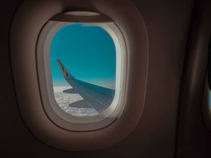 Airplane Windows Round: आप जब कभी हवाई जहाज से यात्रा करते होंगे तो हवाई जहाज के बनावट उसके रंग, आकार पर आपका ध्यान जरूर गया होगा. आपने देखा होगा कि जहाज की खिड़कियां गोल आकार में होती हैं.