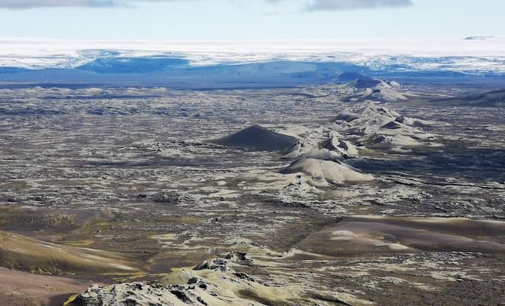 কিন্তু ভূগর্ভে এমন পাতের সংখ্যা একটি বা দু’টি নয়, অসংখ্য। কোটি কোটি বছর আগে পৃথিবীপৃষ্ঠ আজকের মতো কঠিন ছিল না। প্রচণ্ড তাপমাত্রায় সবকিছুই ছিল থকথকে। বছরের পর বছর ধরে ঠান্ডা হতে হতে বর্তমান অবস্থায় এসে পৌঁছেছে।
