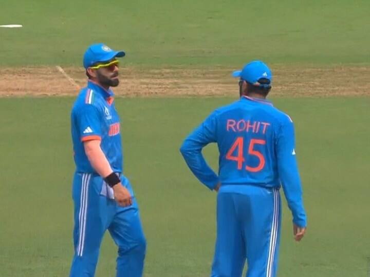 India vs Pakistan World Cup 2023 Virat Kohli came on the field wearing the wrong jersey IND vs PAK: भारत-पाकिस्तान का मैच शुरू होती ही विराट कोहली से हुई चूक, मैदान से जाना पड़ा बाहर