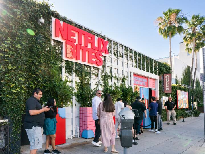 Netflix is planning to open physical stores where fans can eat shop and play  फिजिकल स्टोर खोलने पर विचार कर रही OTT की ये फेमस कंपनी, यहां फैंस को मिलेंगी ये 3 सुविधाएं 