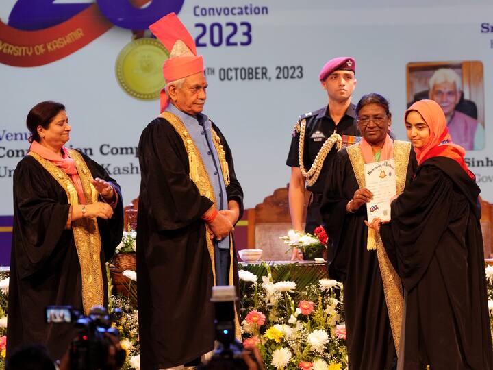 राष्ट्रपति द्रौपदी मुर्मू जम्मू-कश्मीर की अपनी दो दिवसीय यात्रा पर बुधवार (11 अक्टूबर) को कश्मीर यूनिवर्सिटी के दीक्षांत समारोह में हिस्सा लिया.