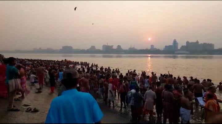 অনেকেই মনে করেন, মহালয়ার সকালে মৃন্ময়ী মূর্তিতে চক্ষুদান করলে, মা চোখ খুলেই দেখবেন, তাঁর সন্তানেরা পিতা-মাতা পিতৃপুরুষকে ভোলেনি।
