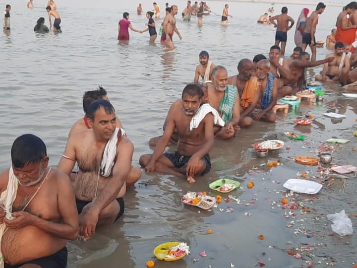 Sarva Pitru Amavasya 2023 ganga bath after tarpan Pinddaan at ghats in Unnao ANN Sarva Pitru Amavasya 2023: सर्व पितृ अमावस्या पर उन्नाव में घाट किनारे उमड़ी भीड़, पितरों को खुश करने के बाद किया गंगा स्नान