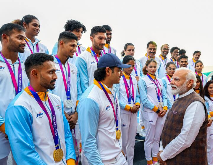 पीएम मोदी मंगलवार (10 अक्टूबर) को एशियन गेम्स 2023 में भाग लेने वाले खिलाड़ियों से मिले और उन्हें बधाई दी.