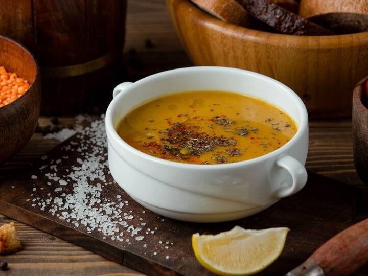 चिकने मिश्रण वाले सूप को बर्तन में निकाल लीजिये. अब स्वादानुसार पानी डालें और गाढ़ापन समायोजित करें. सूप को एक बाउल में डालें, ऑरेगेनो, चिली फ्लेक्स से सजाएँ और परोसें.