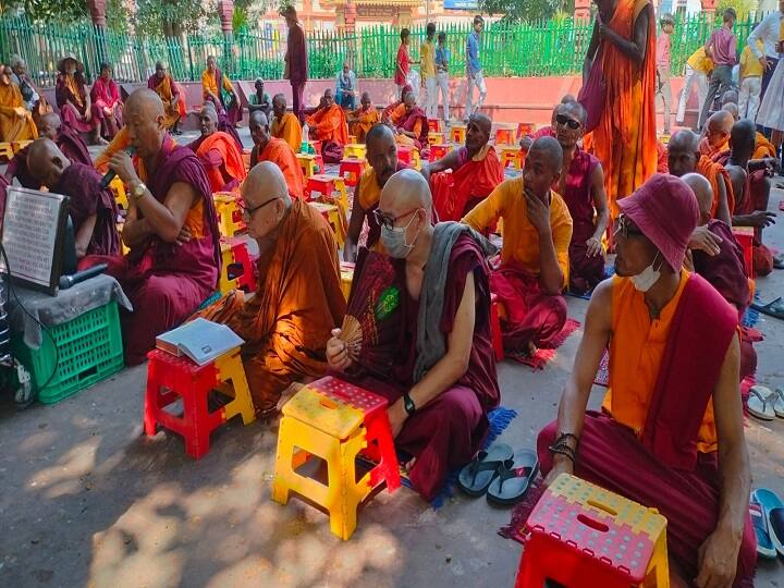 इंडिया–पाकिस्तान के मैच को लेकर बोधगया में बौद्ध भिक्षुओं में भी काफी उत्साह देखा जा रहा है. इंडिया की टीम की जीत के लिए बौद्ध भिक्षुओं के द्वारा सूत पाठ व विशेष पूजा अर्चना की गई है.