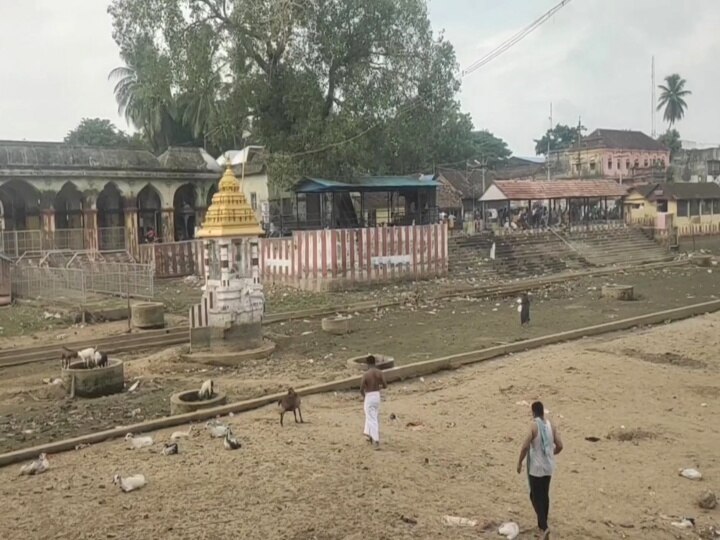 வறண்டு போன காவிரி; தர்ப்பணம் கொடுக்க முடியாமல் தவித்த பக்தர்கள் - மயிலாடுதுறையில் அவலம்