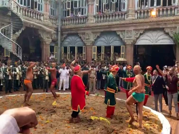 Jattikaliga competition conducted on vijayadasami in mysore on ocassion of dussera festival Jatti Kaliga: 'జట్టి కలగ' పోటీలకు రంగం సిద్ధం - రక్తం చిందించేలా ఓడించడమే లక్ష్యం