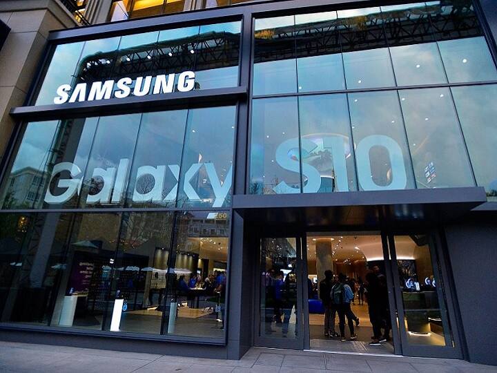 Samsung Indian Business nears 1 lakh crore revenue mark gets ahead of several top companies Samsung India Business: भारत में इस कीर्तिमान के करीब पहुंची सैमसंग, कई दिग्गज कंपनियों को छोड़ चुकी पीछे