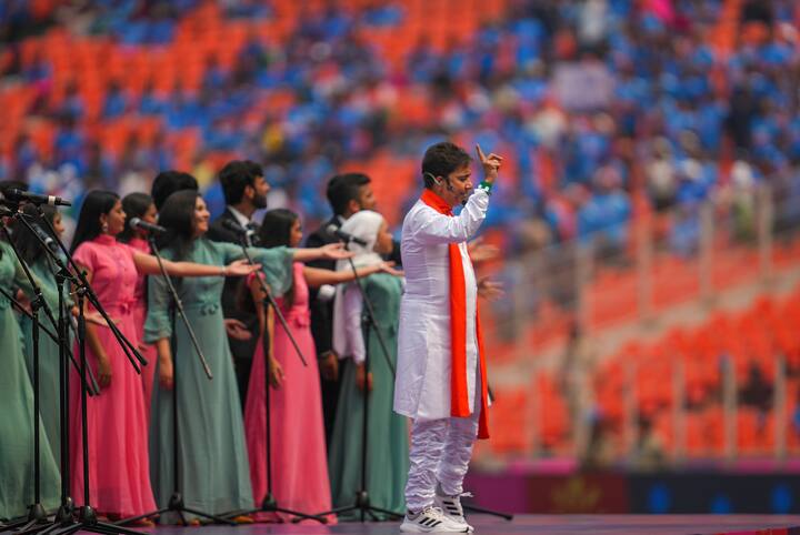 अनेक पारंपरिक आणि देशभक्तिपर गाण्यांचंही सादरीकरण सामन्याआधी झालं.