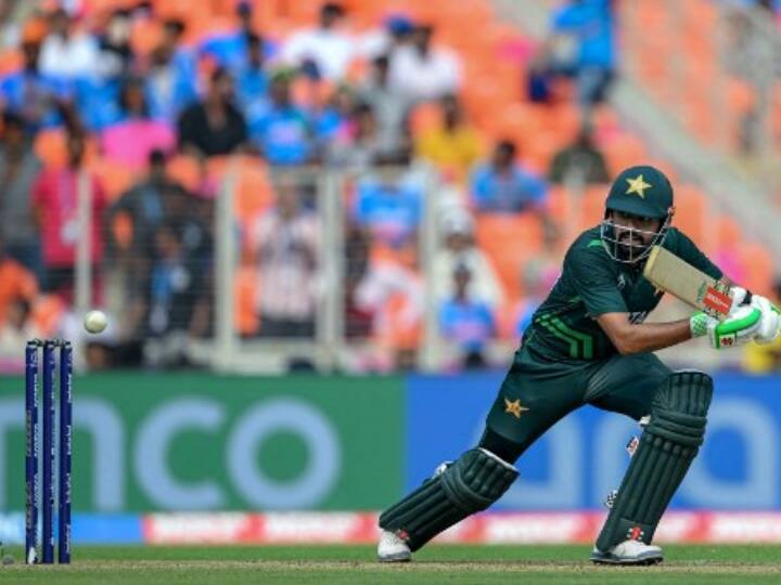 Babar Azam Fifty In IND vs PAK World Cup 2023 Latest Sports News IND vs PAK: भारत के खिलाफ पहली फिफ्टी बनाने के बाद मोहम्मद सिराज का शिकार बने पाकिस्तानी कप्तान बाबर आजम