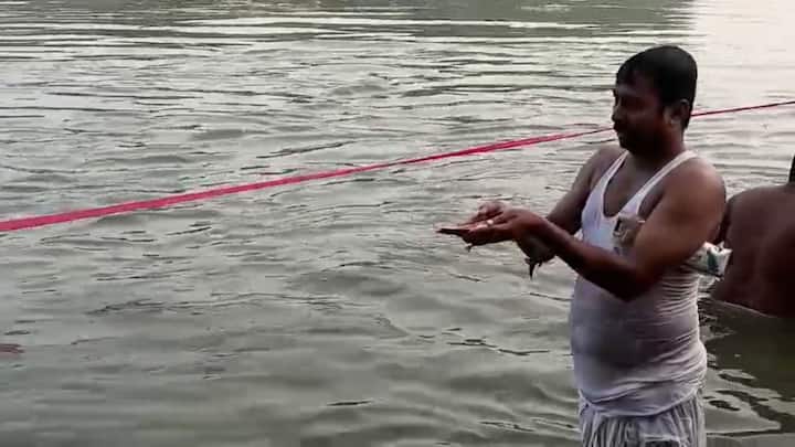 ভাদ্র মাসের কৃষ্ণা প্রতিপদ থেকে শুরু করে পরবর্তী অমাবস্যা--এই সময়কে বলা হয় পিতৃপক্ষ ৷ পুরাণ মতে, ব্রহ্মার নির্দেশে পিতৃপুরুষরা এই ১৫ দিন মনুষ্যলোকের অত্যন্ত কাছাকাছি চলে আসেন৷ তাই এই সময় কিছু অর্পণ করা হলে তা সহজে তাঁদের কাছে পৌঁছে যায়৷