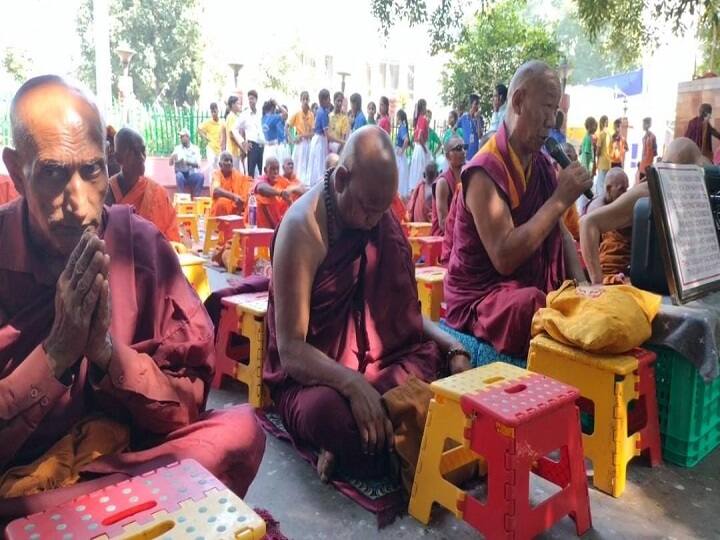 विशेष पूजा में विभिन्न राज्यों से आए दर्जनों बौद्ध भिक्षु शामिल हुए. महाबोधी मंदिर के समीप गोलंबर पर बौद्ध भिक्षुओं ने भगवान बुद्ध से इंडिया टीम की जीत के लिए विशेष पूजा अर्चना कर रहे हैं.