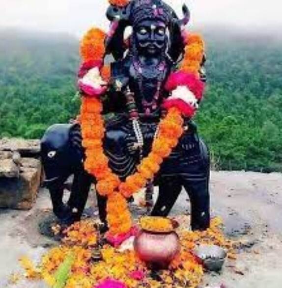 મનમાં શનિદેવના નામનો જાપ કરતી વખતે ઘીનો દીવો પ્રગટાવો અને સાત વાર પ્રદક્ષિણા કરો. એવું માનવામાં આવે છે કે આમ કરવાથી શનિ દોષ અને પિતૃ દોષથી રાહત મળશે અને શનિની અશુભતા દૂર થશે.