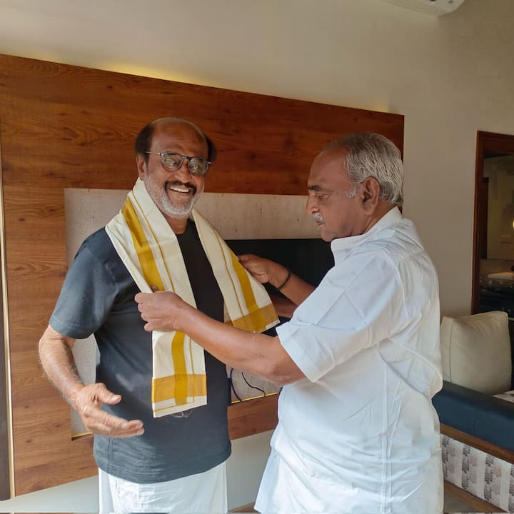 இருவரின் புகைப்படங்கள் தற்போது இணையத்தில் வைரலாகி வருகிறது.