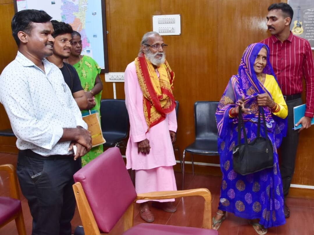 வழி தவறி கடலூர் வந்த வட மாநில மூதாட்டி; சொந்த செலவில் ஊருக்கு அனுப்பி வைத்த காவல்துறை police sent an old woman from the northern state came to Cuddalore without knowing the language and sent her to her home state with the help of social media TNN வழி தவறி கடலூர் வந்த வட மாநில மூதாட்டி; சொந்த செலவில் ஊருக்கு அனுப்பி வைத்த காவல்துறை