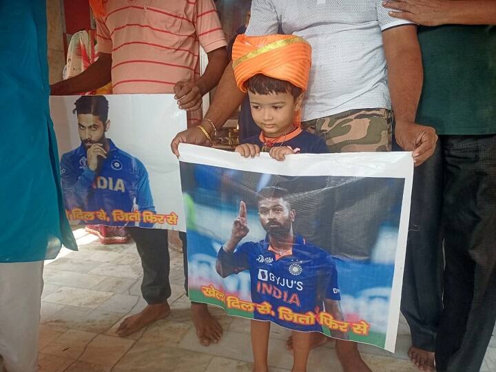 पटना के नाला रोड स्थित देवी मंदिर में क्रिकेट प्रेमियों ने भारत की जीत के लिए पूजा पाठ किया. एक तस्वीर में बच्ची टीम इंडिया का पोस्टर लेकर खड़ी है. उसकी चेहरे पर साफ खुशी झलक रही है. पटना वासियों ने भारत की जीत के लिए कामना की.