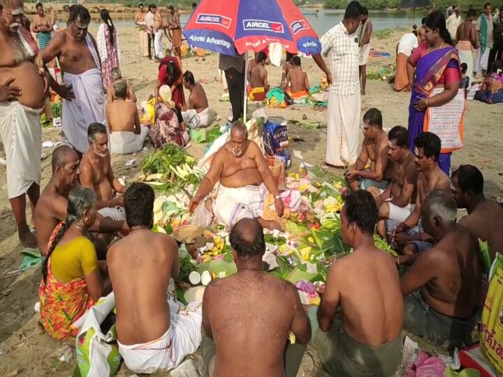 வறண்டு போன காவிரி; தர்ப்பணம் கொடுக்க முடியாமல் தவித்த பக்தர்கள் - மயிலாடுதுறையில் அவலம்