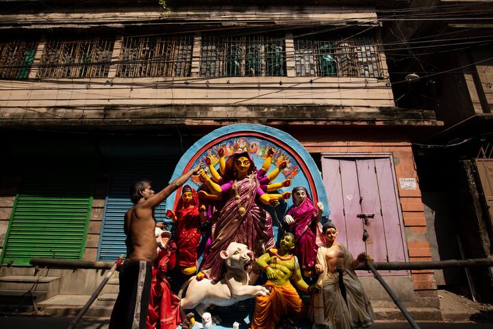 The sculptures are made in two types, one out of which is known as 'Ekchala' where the Goddess and her children altogether under one backdrop. (Image Source: Suvankar Sen & Kuntal Mukherjee)