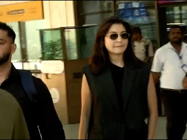 भारत-पाकिस्तान यांच्यातील हायव्होल्टेज सामन्यात भारतीय संघाला पाठिंबा देण्यासाठी अनुष्का अहमदाबादला दाखल झाली आहे.