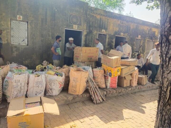 Gurugram CM Flying and Pollution Department team raid on firecracker warehouse three tons firecrackers recovered ANN Gurugram News: गुरुग्राम में CM फ्लाइंग और प्रदूषण विभाग की टीम का एक्शन, पटाखा गोदाम पर रेड, तीन टन पटाखे बरामद
