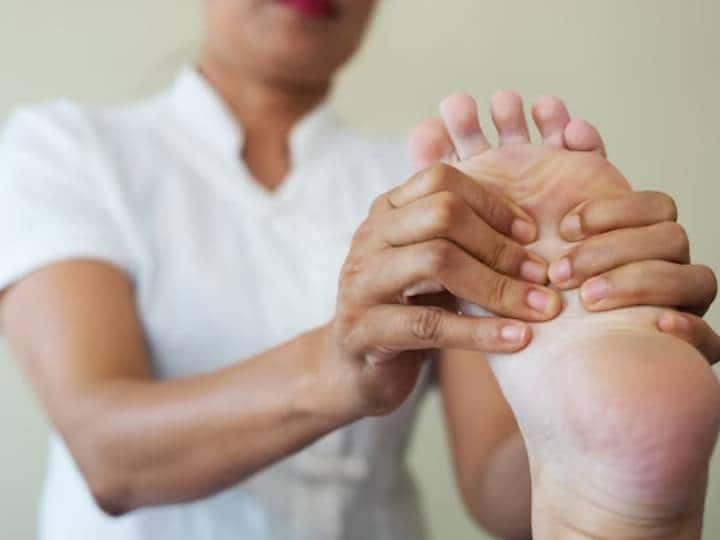 Swollen feet causes treatments and home remedies Swelling Feet Home Remedies: पैरों की सूजन से छुटकारा दिलाएंगे ये तरीके, एक बार करके देखें, जल्द मिलेगा आराम