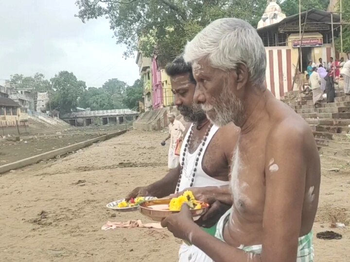 வறண்டு போன காவிரி; தர்ப்பணம் கொடுக்க முடியாமல் தவித்த பக்தர்கள் - மயிலாடுதுறையில் அவலம்