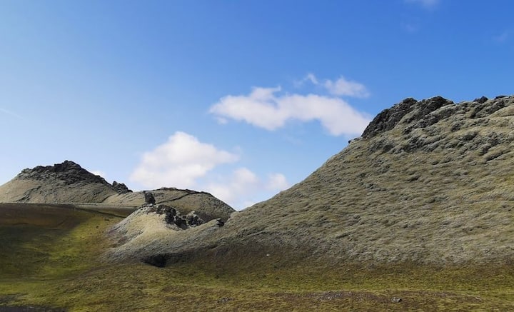 মাটির নীচে উপরে ভাসমান অবস্থায় রয়েছে কঠিন, প্রস্তর দ্বারা গঠিত বৃহদাকার পাতগুলি। সেগুলি সচল অবস্থায় রয়েছে।