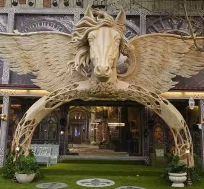 ਘਰ ਦੇ ਪ੍ਰਵੇਸ਼ ਦੁਆਰ 'ਤੇ ਇੱਕ ਵਿਸ਼ਾਲ ਅਤੇ ਸੁੰਦਰ ਖੰਭਾਂ ਵਾਲੇ ਘੋੜੇ ਦੀ ਇੱਕ ਸ਼ਾਨਦਾਰ ਮੂਰਤੀ ਹੈ। ਐਂਟਰੀ ਗੇਟ ਹੀ ਬਿਆਨ ਕਰਦਾ ਹੈ ਕਿ ਇਹ ਘਰ ਪੂਰੀ ਤਰ੍ਹਾਂ ਸ਼ਾਹੀ ਹੈ।