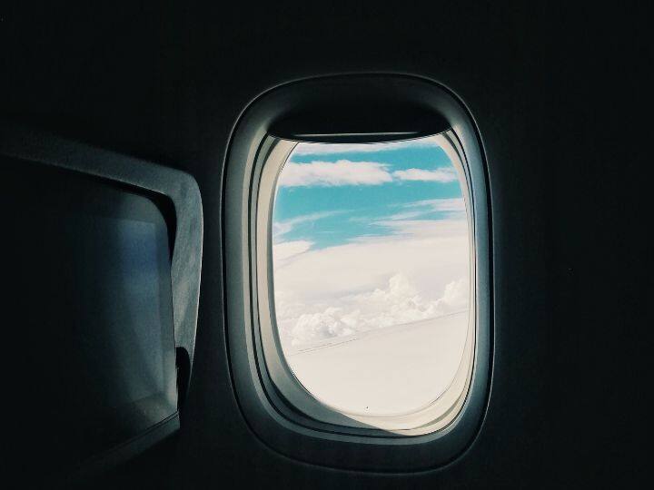 हवाई जहाज में प्रयोग होने वाली विंडो को पूरी गोल नहीं लेकिन काफी हद तक इसी आकार में बनाया जाता है. इसका कारण यह है कि चौकोर आकार की विंडो हवा का दबाव नहीं झेल पाती है और वह चटक जाती है जबकि गोल विंडो हवा का दबाव झेल जाती है और चटकती नहीं है क्योंकि विंडो के घुमावदार होने से प्रेशर बंट जाता है.