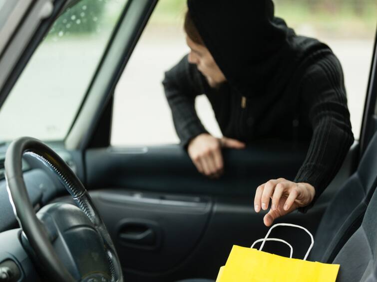 Crime Cash goods worth Rs 6 lakh stolen from car at in bengaluru karnataka Crime: கார் கண்ணாடியை உடைத்து கொள்ளையடித்த மர்ம கும்பல்...ரூ.6 லட்சம் மதிப்புள்ள பொருட்கள் அபேஸ்!