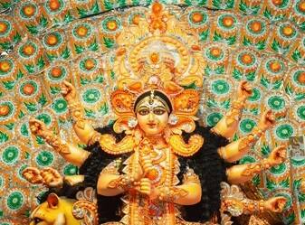 નવરાત્રિના પહેલા દિવસે લાલ ચુનરીમાં પાંચ પ્રકારના ડ્રાયફ્રૂટ્સ રાખો અને દેવી માતાને અર્પણ કરો. આ પછી આ ભોગનું સેવન કરો. એવું માનવામાં આવે છે કે આ ઉપાય કરવાથી ધનનો ભંડાર ભરાઈ જાય છે.