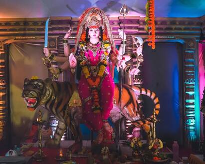 Shardiya Navratri: નવરાત્રીના પહેલા દિવસે માતા શૈલપુત્રીની પૂજા કરવામાં આવે છે. આ દિવસે કરવામાં આવેલ ઉપાયો ખૂબ જ ફાયદાકારક માનવામાં આવે છે. આ ઉપાયો કરવાથી ઘરમાં સુખ-સમૃદ્ધિ આવે છે.