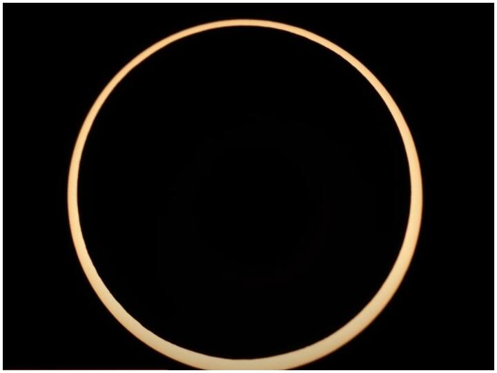 बता दें कि सूर्य ग्रहण के दौरान सूर्य, चंद्रमा और पृथ्वी एक लाइन में हो जाते हैं. चंद्रमा सूर्य का बीच में ढक लेता है.