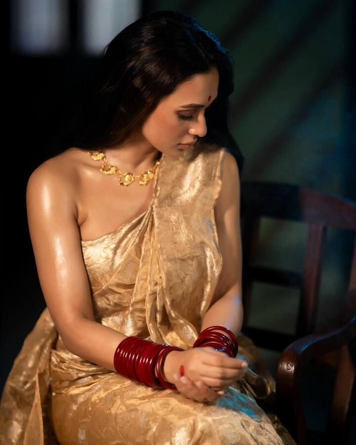 মিমির শাড়ির কালেকসন দারুণ। কিন্তু কখনও কি মায়ের শাড়ি পরে পুজো কাটিয়েছেন? অভিনেত্রী বলছেন.. মায়ের শাড়ি পরেই তো অর্ধেক জীবন কেটে গেল আমার। তখন সদ্য সদ্য ধারাবাহিকে অভিনয় করছি। মাস মাইনে হিসেবে টাকা পেতাম। পুজোর সময় অবধারিতভাবে দেখতাম সব টাকা শেষ। তখন আবার পুজো পরিক্রমা হত। ব্যাস.. নিজের টি-শার্ট একটু গুটিয়ে নিয়ে, তার ওপর মায়ের শাড়ি পরেই পুজো পরিক্রমা করেছি কত। এখনও মায়ের শাড়ি দেখলেই লোভ হয়। সেদিন মায়ের আলমারি গোছাতে গোছাতে দেখলাম.. সবই পছন্দ হয়ে যাচ্ছে..'