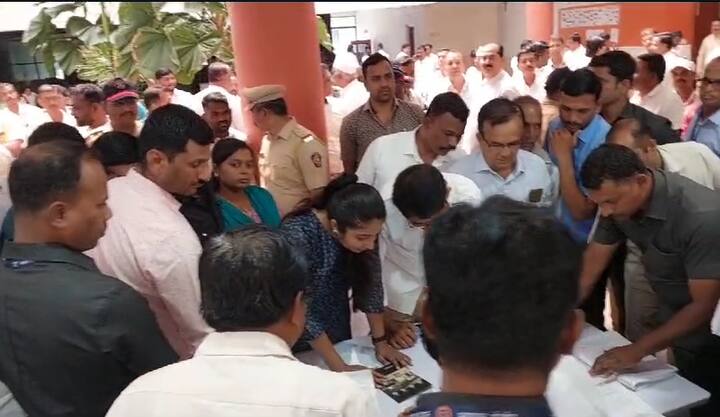 यावेळी अधिकारी वर्ग देखील  उपस्थित असतो.