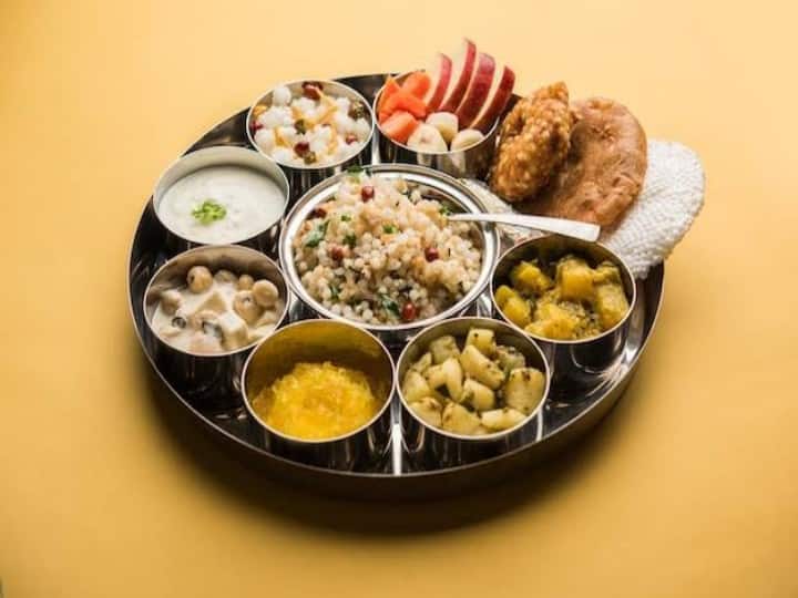 health tips falahari diet to lose weight in navratri 2023 vrat नवरात्रि में खाएंगे ऐसा फलाहार तो एक इंच भी नहीं बढ़ेगा मोटापा, जानें फलाहार का फुल डाइट चार्ट