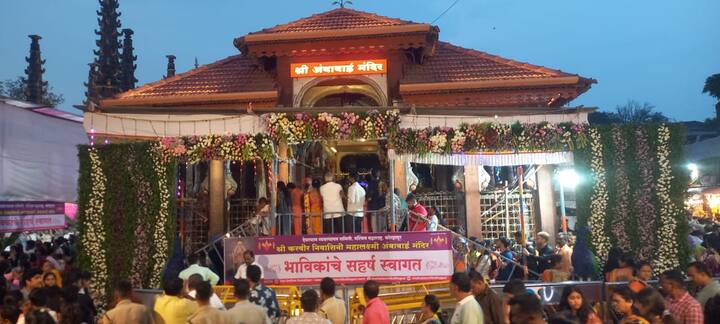 महाराष्ट्रातील साडेतीन शक्तिपीठापैकी एक असलेल्या श्री करवीर निवासिनी मंदिरात मोठ्या उत्साहात घटस्थापना करण्यात आली.