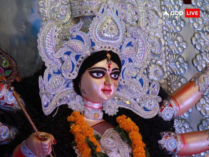 नवरात्रि के पहले से शुरू कर नौ दिनों तक सुबह-शाम दुर्गा मां के समक्ष घी का दीया जरूर जलाना चाहिए. दिया जलाने वाले दीपक में 4 लौंग डाल दें. ऐसा करने से देवी मां प्रसन्न होकर सुख-समृद्धि का आशीर्वाद देती हैं.