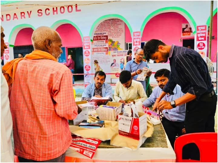 rajesh singh dayal foundation organised health camp in deoria to offer free treatment Deoria: देवरिया में राजेश सिंह दयाल फाउंडेशन ने लगाया हेल्थ कैम्प, 4500 मरीजों को मिला मुफ्त इलाज