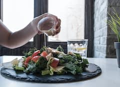 Kitchen Tips : महिलांनो! आता किचनमध्ये काम करताना वापरा स्मार्ट ट्रिक्स